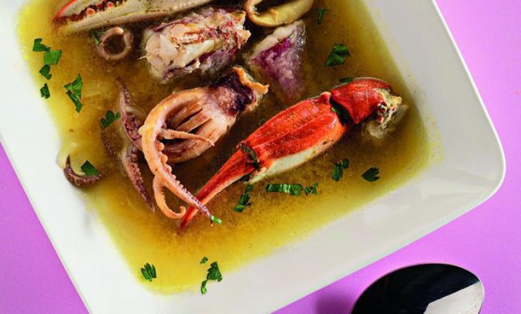 Nga deti drejt e në tryezën tuaj, receta më e shijshme e supës me peshk dhe fruta deti
