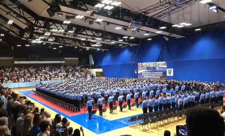 Motrat të pandashme – bashkë diplomojnë edhe në polici (FOTO)