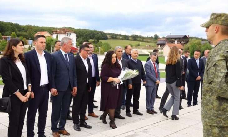 Vjosa Osmani në Prekaz: Binomi Presidenti Ibrahim Rugova – Komandanti Adem Jashari, ndërtuan themelet e shtetit të Kosovës