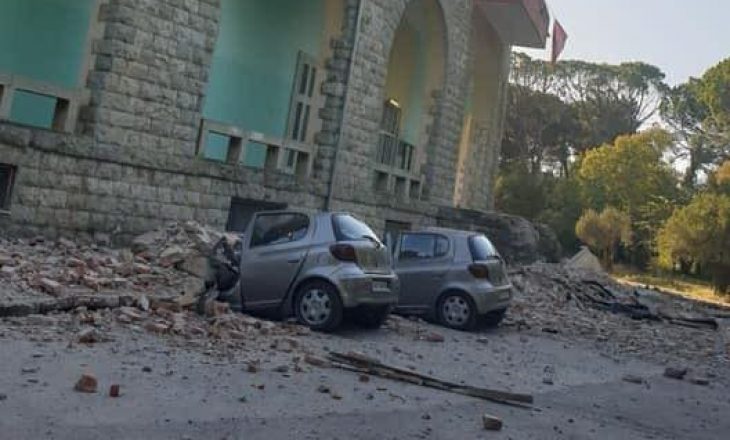 Moderatorja shqiptare “dridhet” nga tërmeti gjatë edicionit të lajmeve (VIDEO)