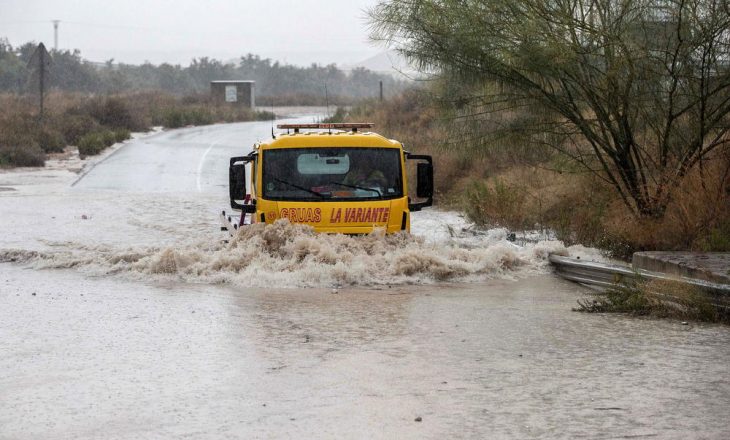 Gjendje alarmante në Spanjë, shiu i shndërron rrugët në ‘lumenj’