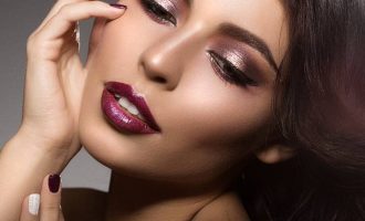 A duhet t’i theksoni sytë apo buzët?