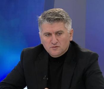Kronikë e një stine të trazuar politike