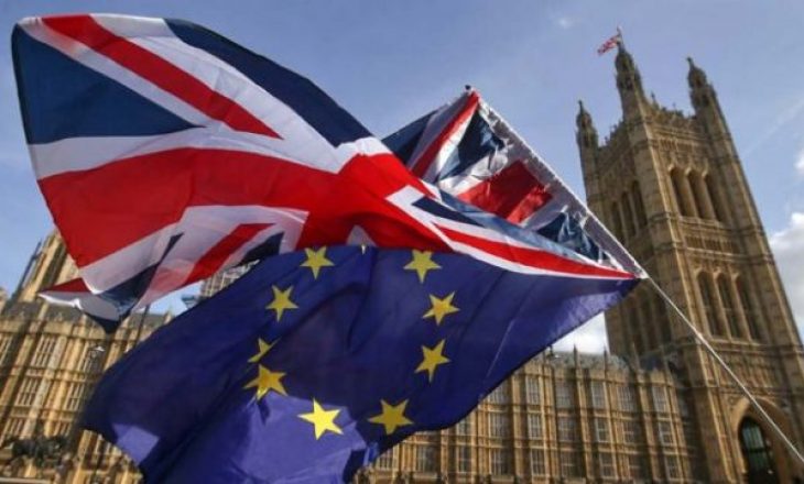 Qytetarët e Britanisë i bien pishman, shumica duan të qëndrojnë në BE