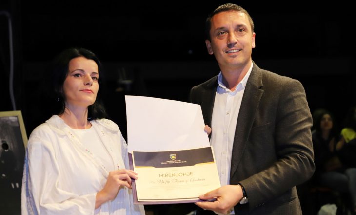 Ministri Gashi ndau mirënjohje për Vasfije Krasniqi Goodman