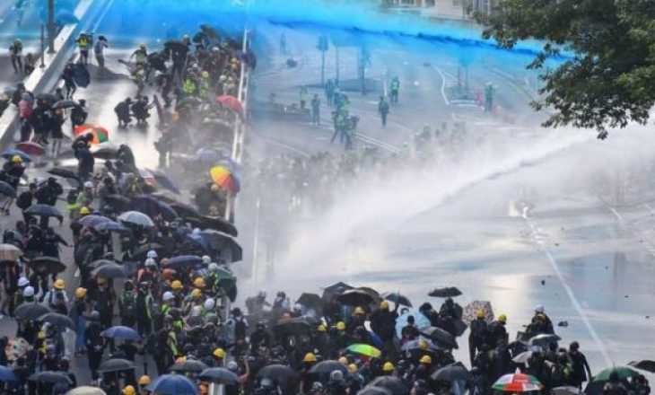 Eskalon protesta në Hong Kong, policia përdor ujë e gaz lotsjellës