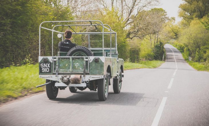 Land Rover Defenderit të prodhuar para 70 vitesh, i kthehet pamja origjinale që kishte dikur