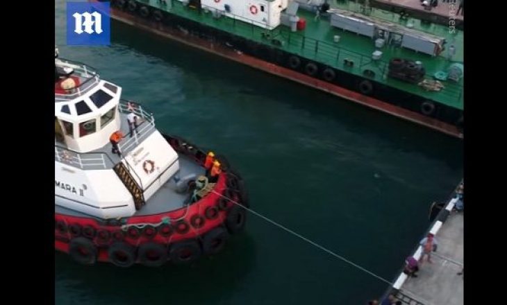 Videoja e personit që tërhoqi varkën 200-tonëshe me një gisht
