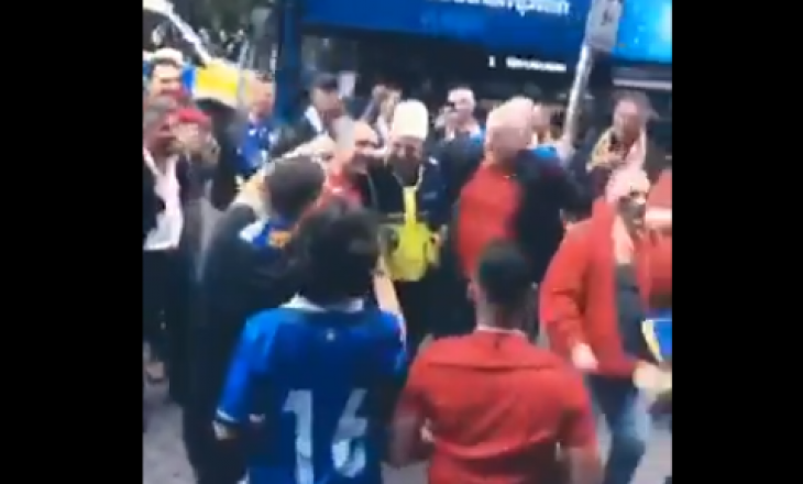 Polici anglez me plis në kokë, i bashkohet festës së tifozëve të Kosovës