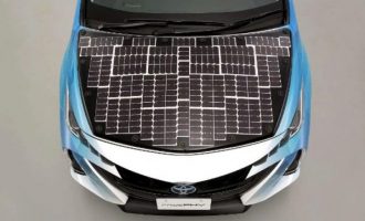 Toyota po punon në një makinë me energji diellore