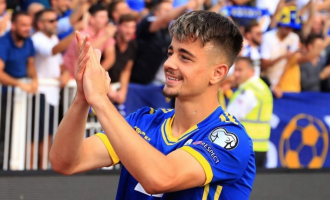 Butrint Imeri i tregon Zhegrovës si luhet futbolli