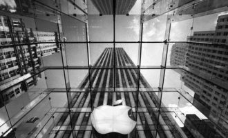 Apple përgjigjet ndaj kritikave për kushtet e rënda të punës në fabrikat e tyre kineze