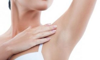 Si të zhdukni qimet e sqetullave me një metodë natyrale