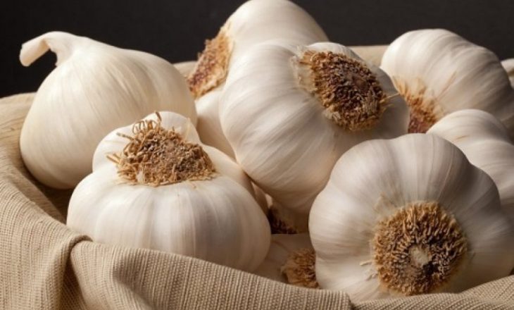 Hëngri çdo ditë hudhër në stomak të zbrazët, ja çfarë i ndodhi