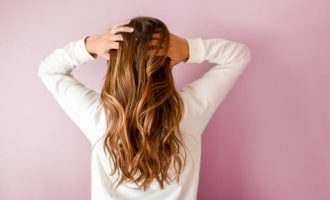 Rregullim i përsosur i flokëve për ditët kur nuk dini se çfarë të bëni me ato