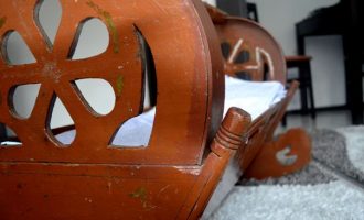 Dora që përkund djepin, e përkund fatin e njerëzisë