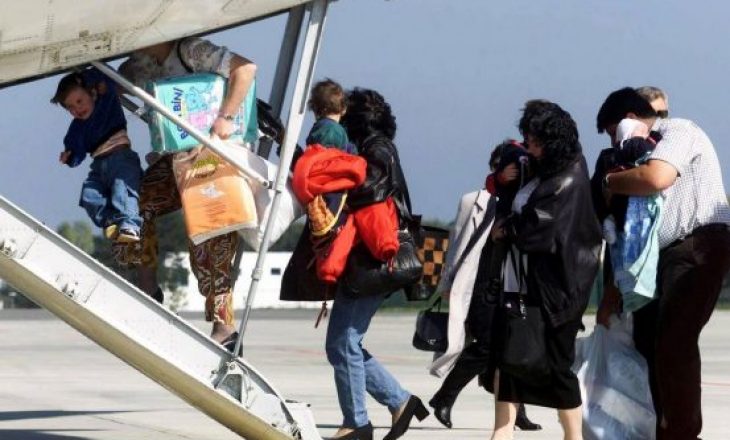 Një nënë shqiptare me tre fëmijë “ngujohet” dy ditë në aeroportin e Gjermanisë