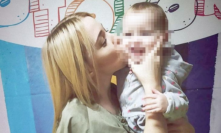 Fëmija dy vjeçar mbyt aksidentalisht nënën e vet