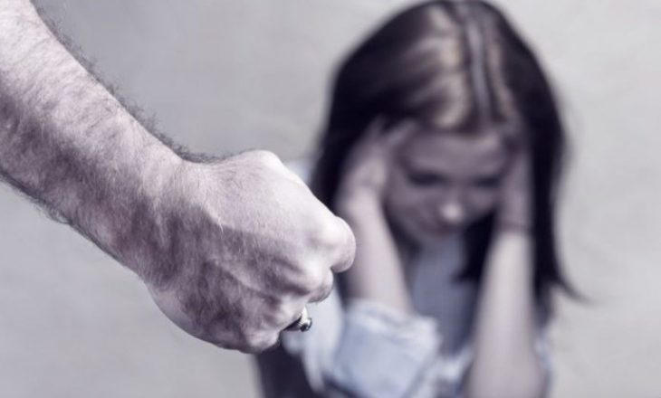 Babai shqiptar rrah me grushta dhe shkelma të bijën pasi që i lexoi mesazhin në telefon