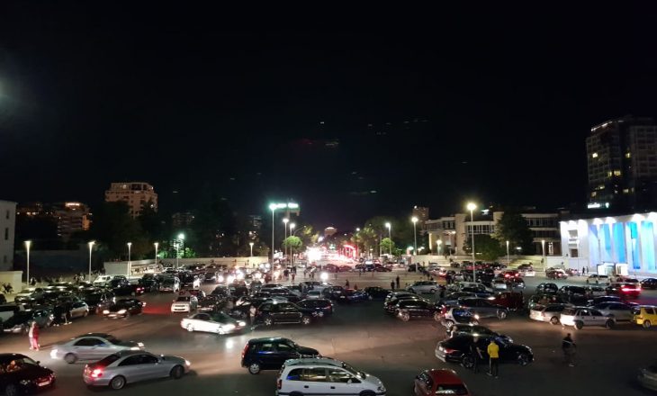 Pas kaosit e panikut nga tërmeti, Durrësi i rikthehet normalitetit