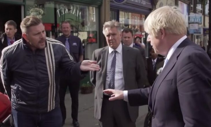 Qytetarët e zënë “në pritë” kryeministrin britanik në rrugë