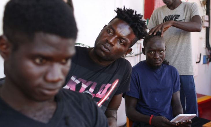 Italia lejon zbarkimin e 82 emigrantëve në portin e saj