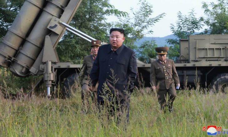 Kim Jong Un personalisht e ka udhëhequr provën e lëshuesit të shumëfishtë të raketave