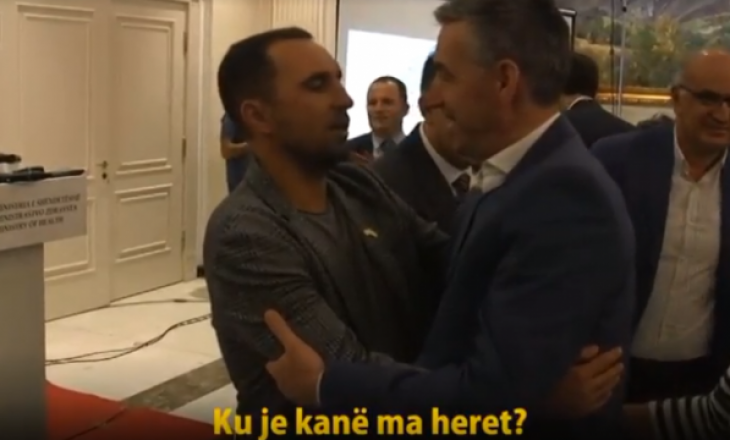 Flet personi që i tha “ku je kon ma herët” Kadri Veselit, ky është sqarimi i tij