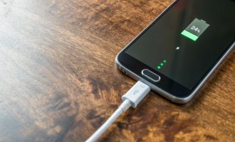 Kujdes, kjo gjë e tmerrshme i ndodhë telefonit tuaj kur e mbushni gjatë gjithë natës