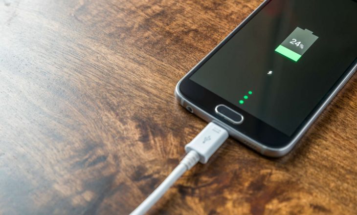 Kujdes, kjo gjë e tmerrshme i ndodhë telefonit tuaj kur e mbushni gjatë gjithë natës