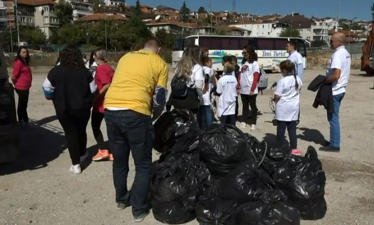 Pastrohet një vend i mbushur me mbeturina pranë stadiumit, marrin pjesë dy ministra