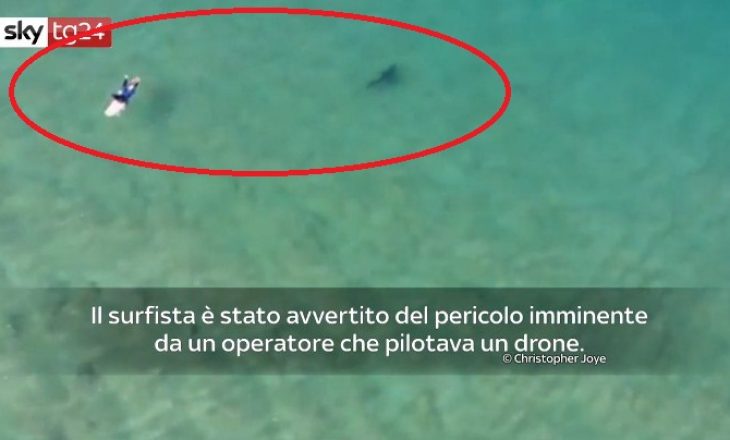 Droni shpëton serfistin nga peshkaqeni që po i notonte afër