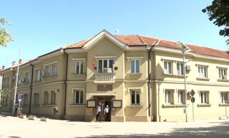 Qyetetarët e Podujevës “mbjellin” pemë në pusetën pa kapak