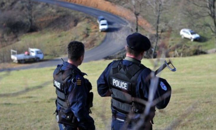 Bllokojnë rrugën dhe i sulmojnë zyrtarët policorë – Kapet serbi që tantoi ta kalojë kufirin në Zubin Potok