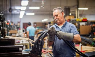 Prodhimi i fabrikave në SHBA ulet për herë të parë në tre vjet