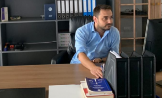 Nipi i Sali Mekajt i akuzuar për fajde, rrezikon ta humbasë licencën që e fitoi me dallavere