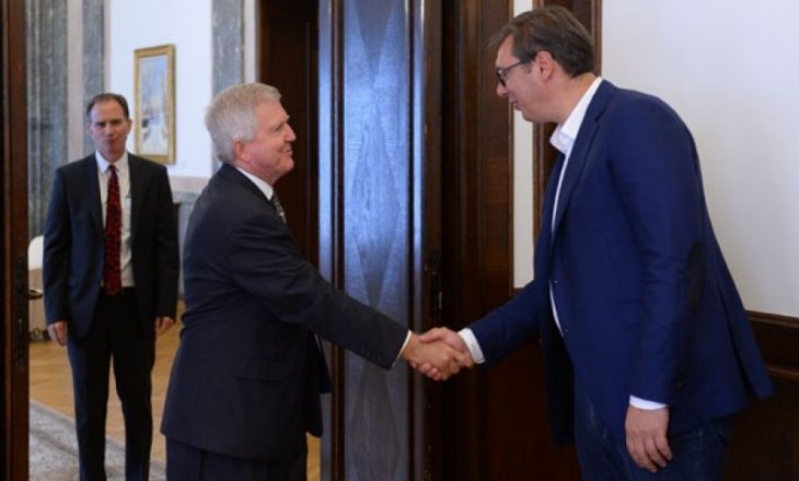 Ambasadori amerikan takohet me Vuçiqin – këto janë porositë që ia la rreth Kosovës