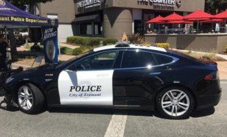 Polici mbetet pa dënuar shoferin për shkak të baterisë së Tesla