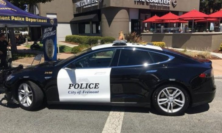 Polici mbetet pa dënuar shoferin për shkak të baterisë së Tesla