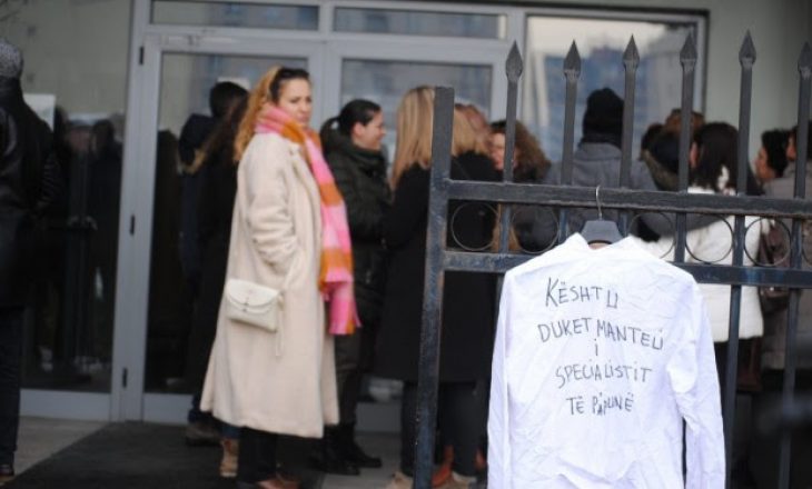 Specialistët stomatologë të papunë sot protestojnë para Qeverisë