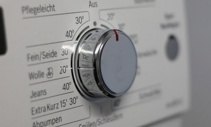 Për shkak të këtij gabimi, makina larëse konsumon dy herë më shumë rrymë