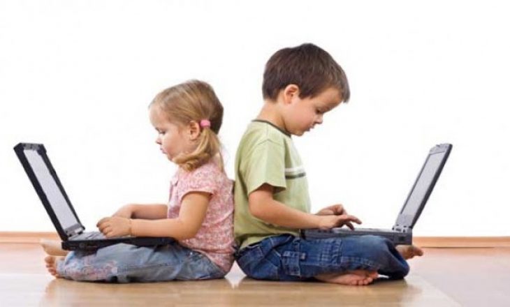 Studimi i ri, fëmijët kalojnë 61 orë në vit në internet
