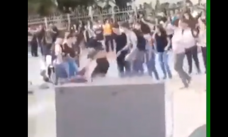Dy vajza rrihen përpara shkollës së mesme në Prishtinë [video]