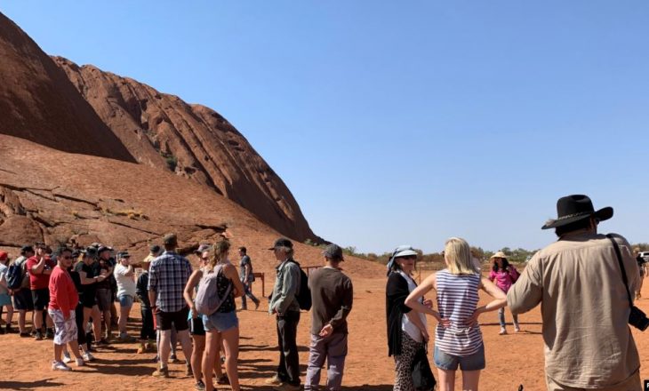 Turistët ngjiten për herë të fundit në shkëmbin e shenjtë Uluru