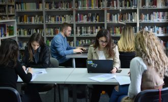 A do t`u njihen studentëve të AUK-ut diplomat jashtë Kosovës – Flet dekani i RIT Kosova