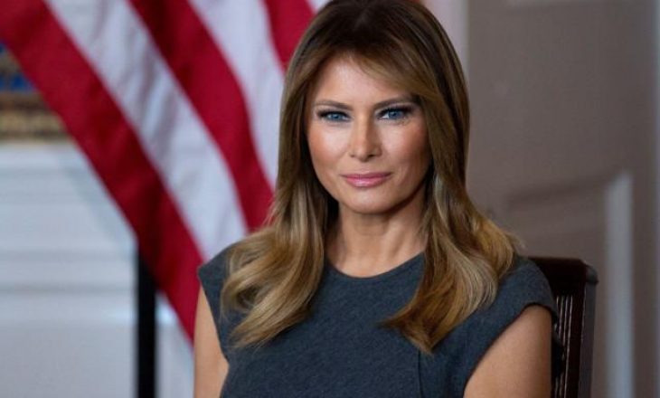 Melania Trump, me veshje elegante por me lopatë në dorë, fotoja që po bën xhiron e botës