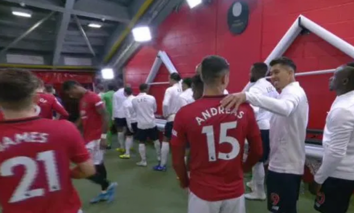 Legjenda e Manchester Unitedit reagon pas puthjeve dhe përqafimeve mes lojtarëve para ndeshjes me Liverpoolin