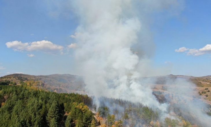 Zjarr në një mal në Kamenicë – Digjen shumë hektarë pyll