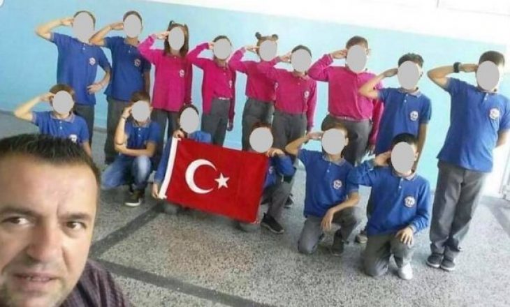 Nxënësit e shkollës fillore në Prizren fotografohen me flamurin turk dhe përshëndetjen ushtarake – kërkohet reagimi i MASHT-it dhe DKA-së