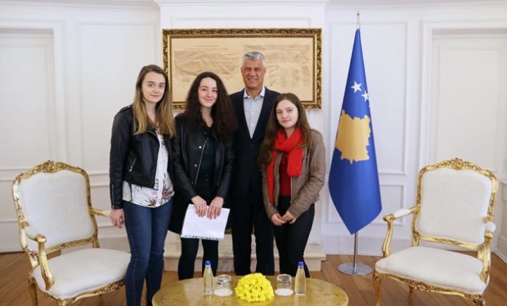 Presidenti Thaçi takon ekipin që do ta përfaqësojë Kosovën në garën botërore të robotikës